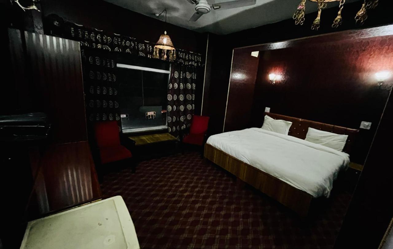 Hotel International Srinagar Dış mekan fotoğraf