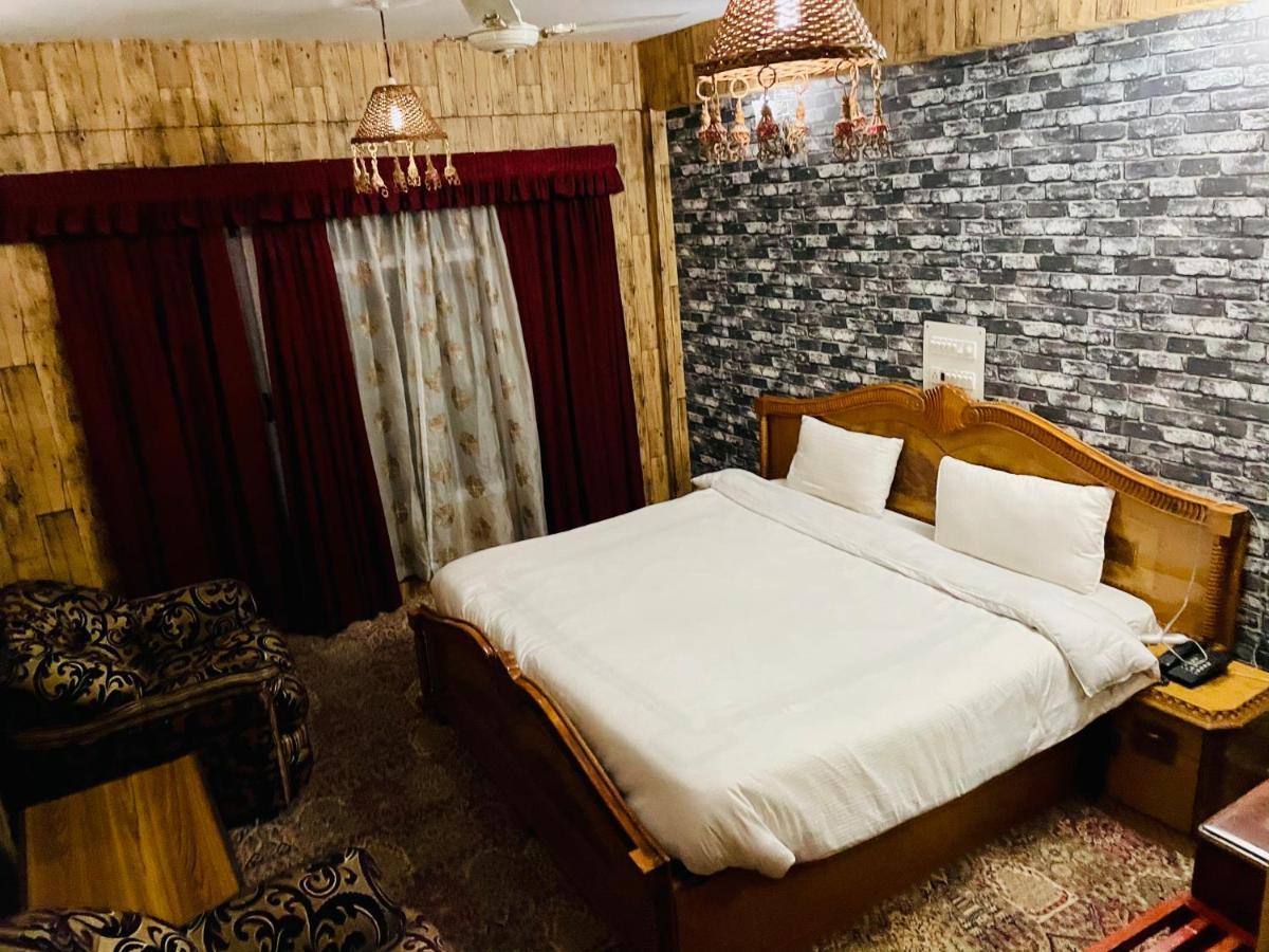 Hotel International Srinagar Dış mekan fotoğraf